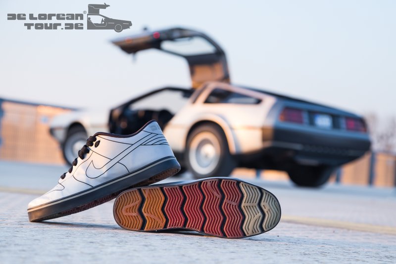 Originaler Delorean DMC 12 mit diversen Filmutensilien (8)