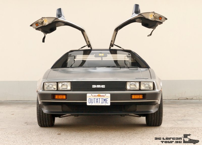 Originaler Delorean DMC 12 mit diversen Filmutensilien (4)