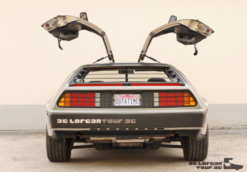Originaler Delorean DMC 12 mit diversen Filmutensilien (17)