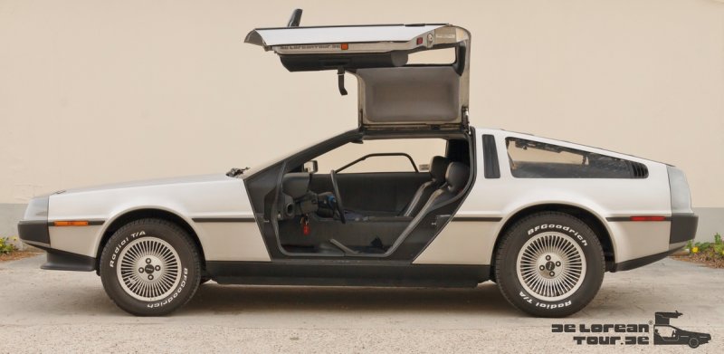 Originaler Delorean DMC 12 mit diversen Filmutensilien (15)
