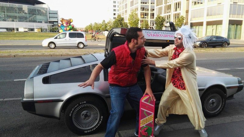 Originaler Delorean DMC 12 mit diversen Filmutensilien (14)