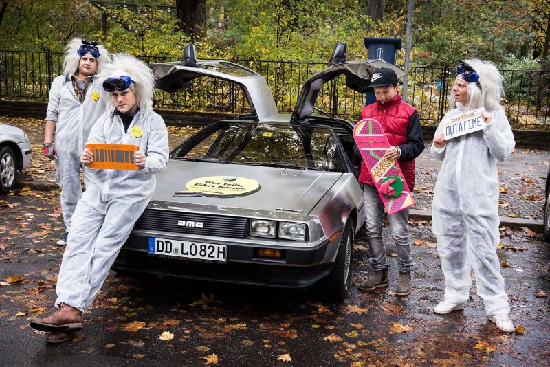 Originaler Delorean DMC 12 mit diversen Filmutensilien (13)