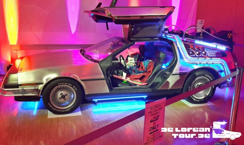 Delorean mit Zeitmaschinen- Heckaufbau & Innenumbauten (1)